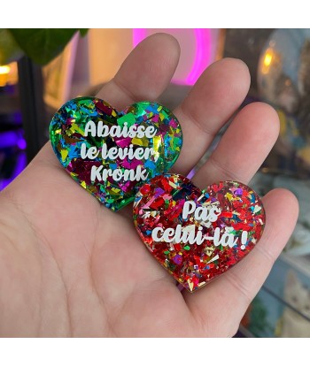 [CONTRÔLE TECHNIQUE] Duo de broches "Abaisse le levier, Kronk" + "Pas celui-là !" en acryliques verte/multicolore et rouge/multicolore destockage